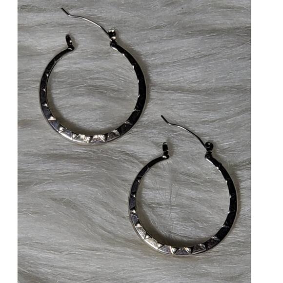 NWOT Women's Jewelry Silvertone Round Hoop Earrings - Picture 2 of 3